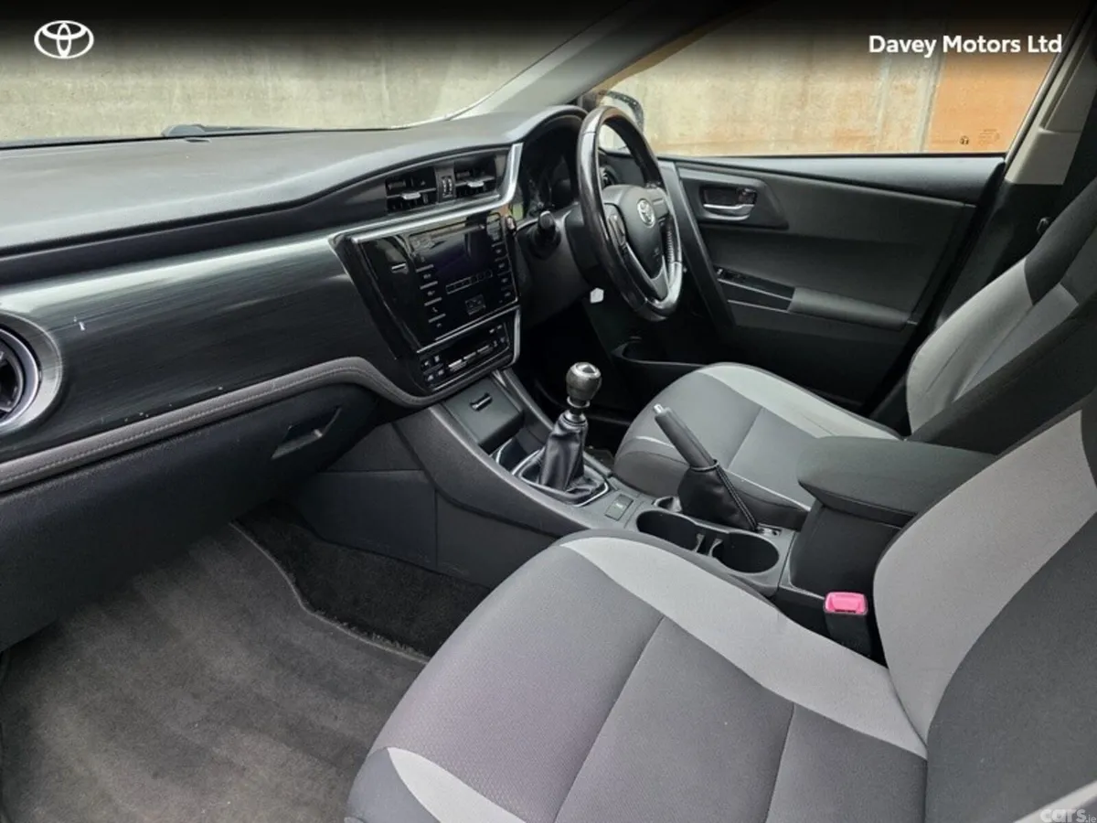 Toyota Auris Hatchback, Diesel, 2015, White