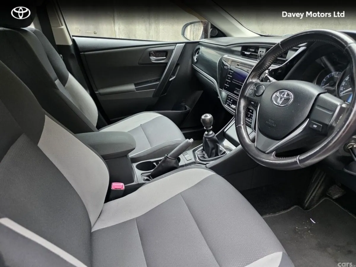 Toyota Auris Hatchback, Diesel, 2015, White