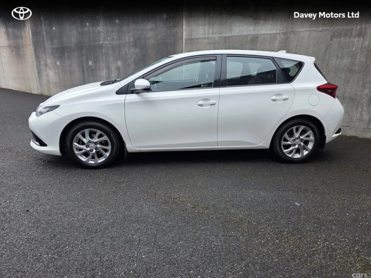 Toyota Auris Hatchback, Diesel, 2015, White