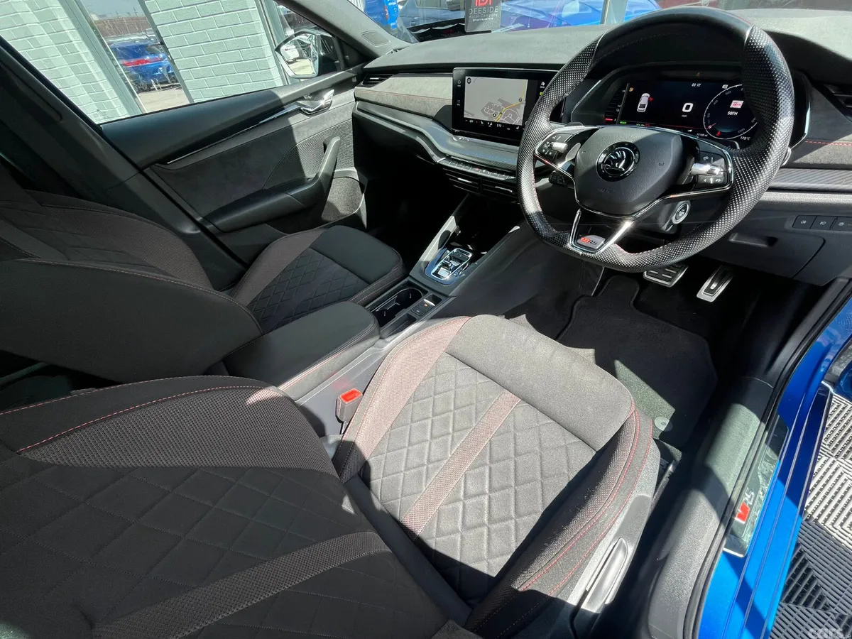 Skoda Octavia Hatchback, Petrol Hybrid, 2023, Blue