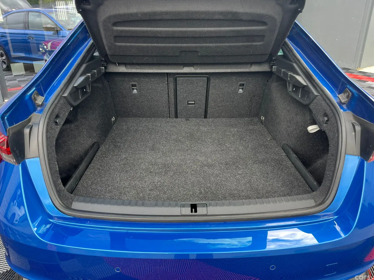 Skoda Octavia Hatchback, Petrol Hybrid, 2023, Blue