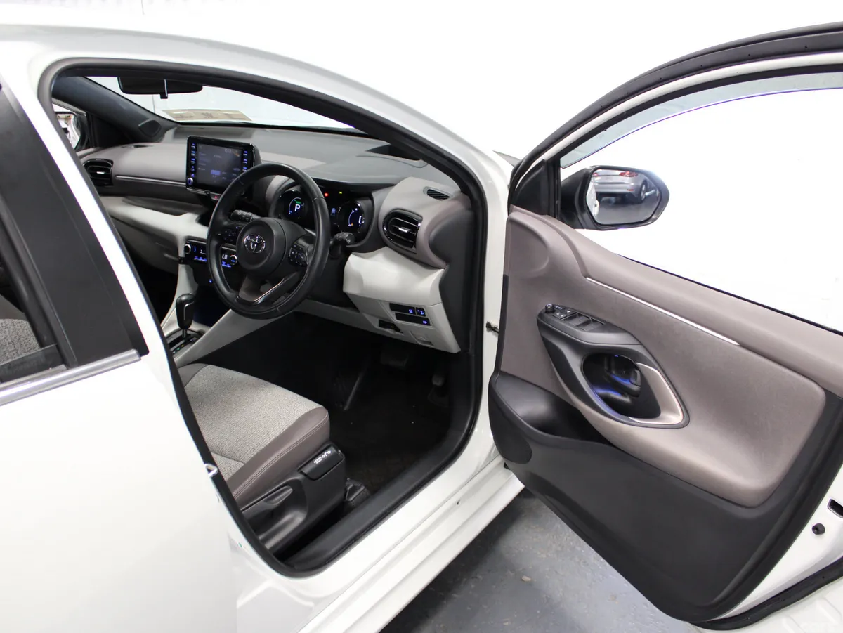 Toyota Yaris Hatchback, Petrol, 2021, White