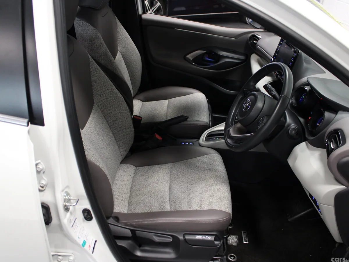 Toyota Yaris Hatchback, Petrol, 2021, White
