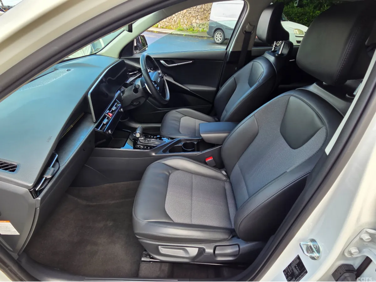 Kia Niro SUV, Petrol Hybrid, 2024, White