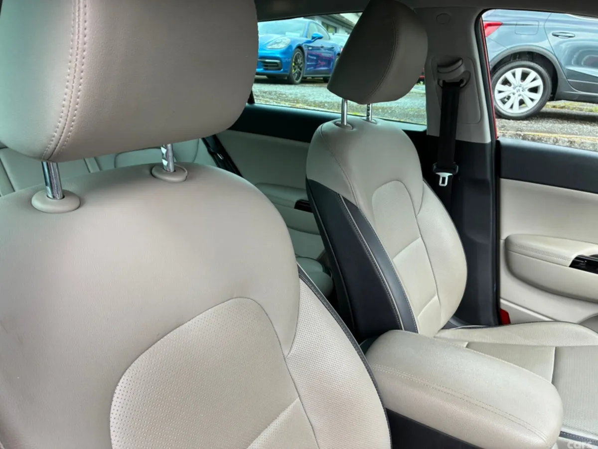 Kia Sportage MPV, Diesel, 2019, Red
