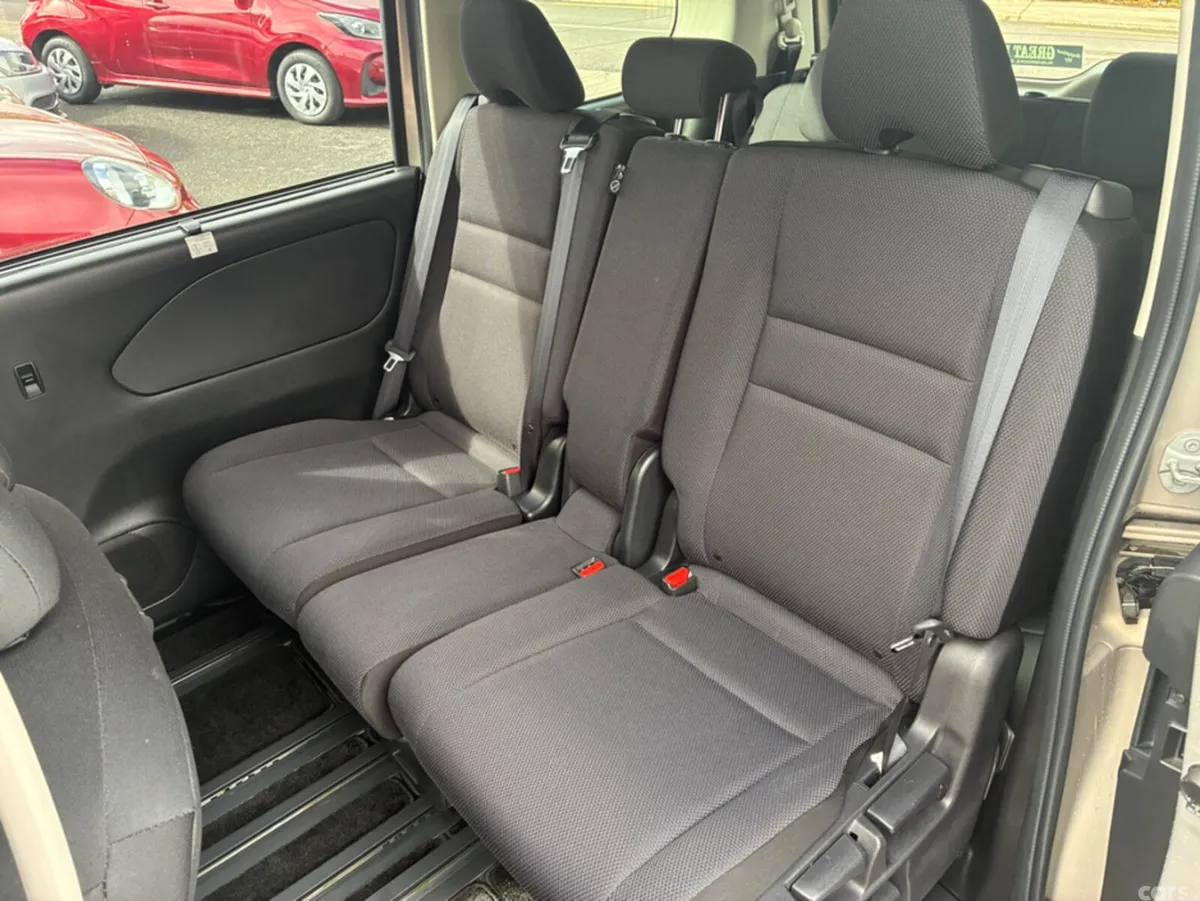 Nissan Serena Hatchback, Petrol Hybrid, 2017, Beige