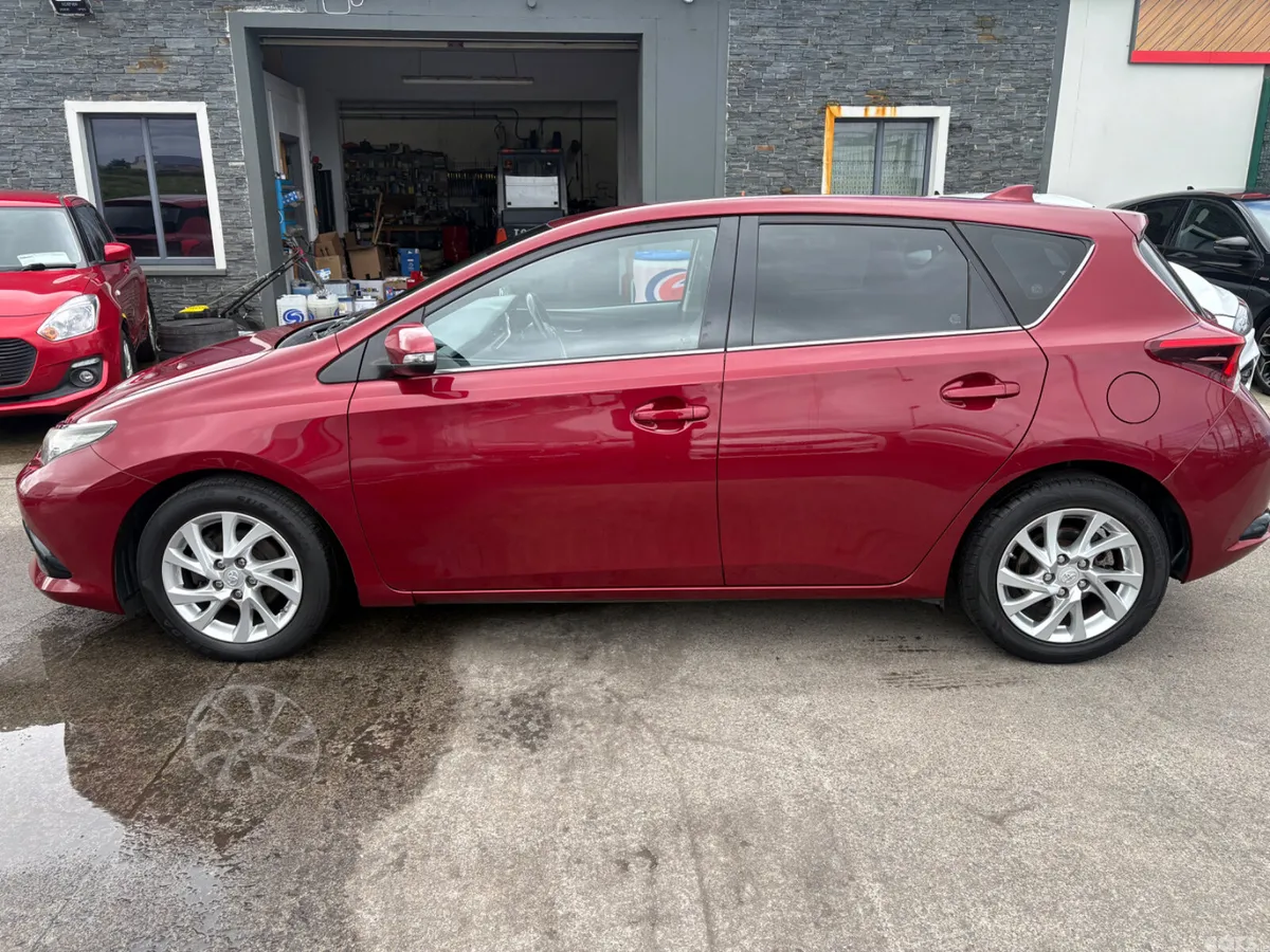 Toyota Auris Hatchback, Diesel, 2017, Red