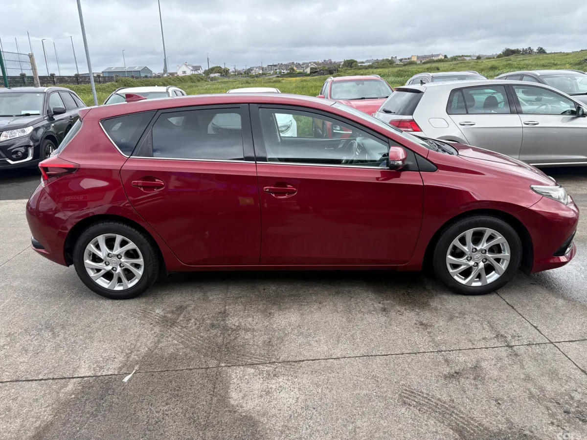 Toyota Auris Hatchback, Diesel, 2017, Red