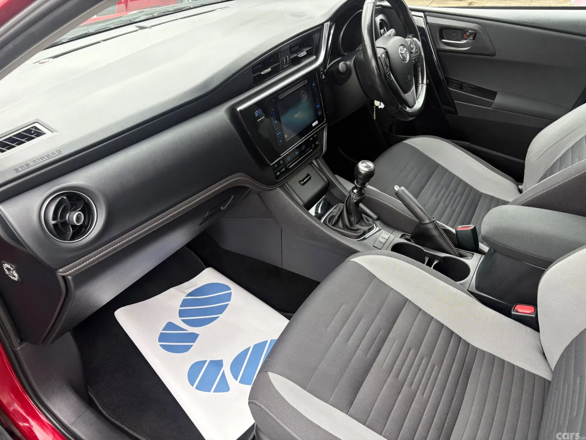 Toyota Auris Hatchback, Diesel, 2017, Red