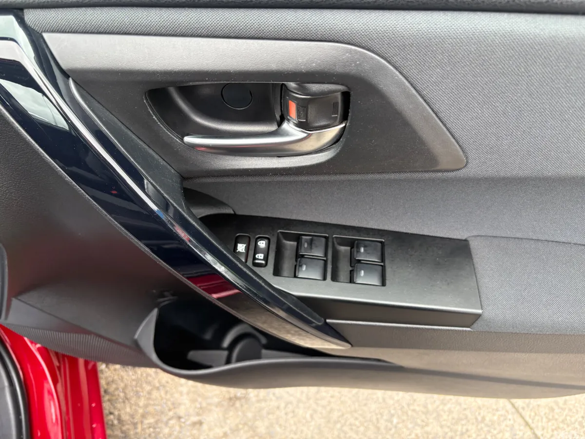 Toyota Auris Hatchback, Diesel, 2017, Red
