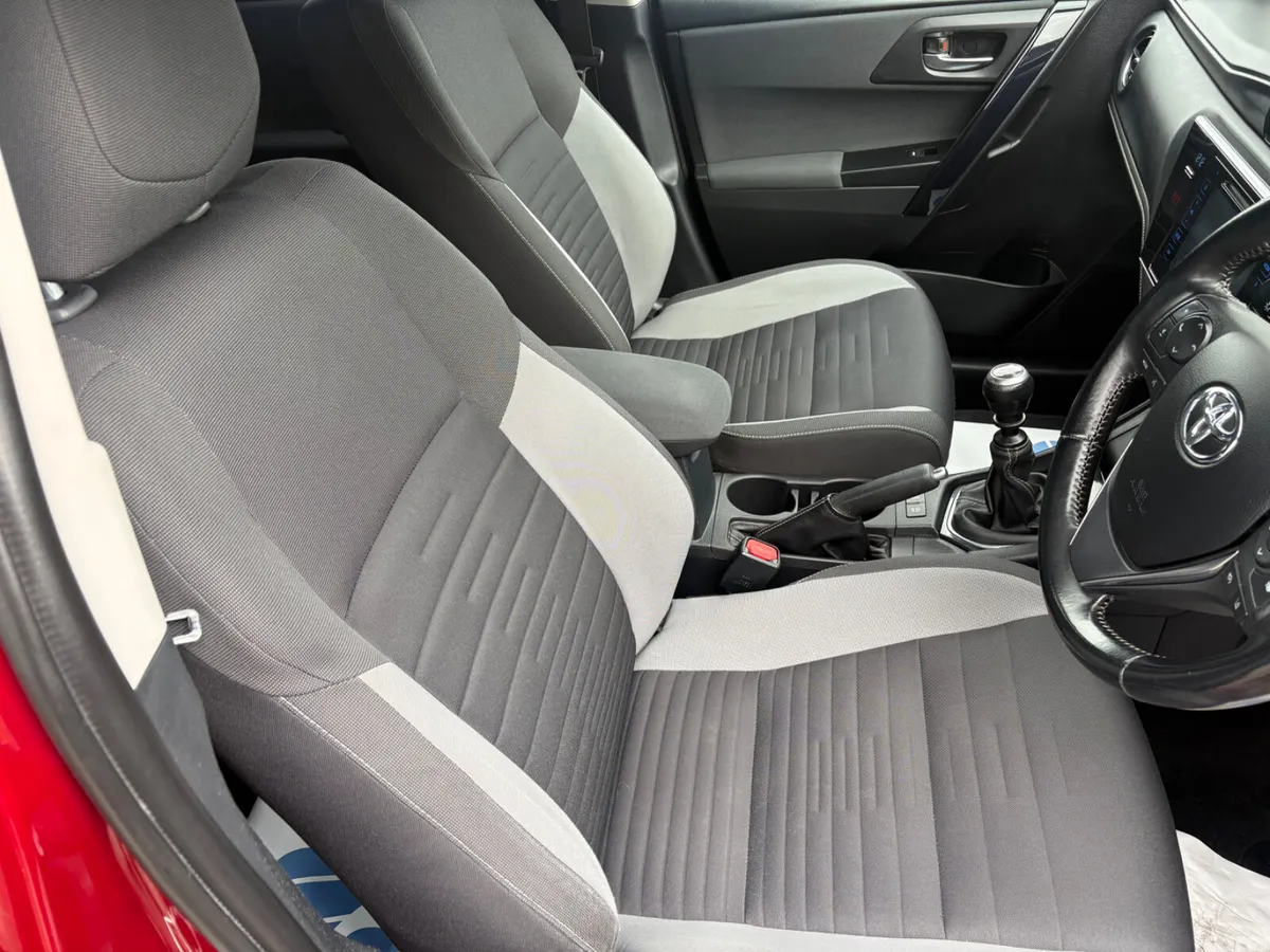 Toyota Auris Hatchback, Diesel, 2017, Red