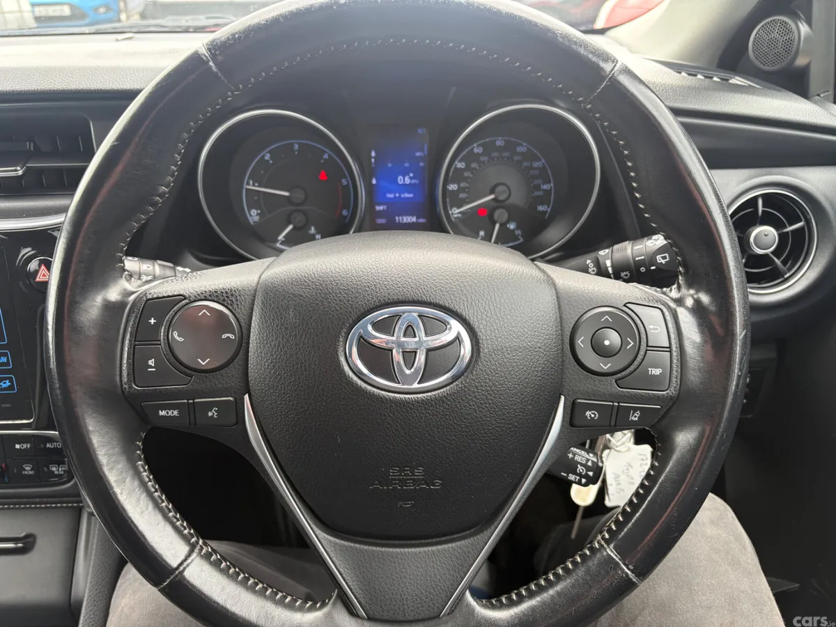 Toyota Auris Hatchback, Diesel, 2017, Red