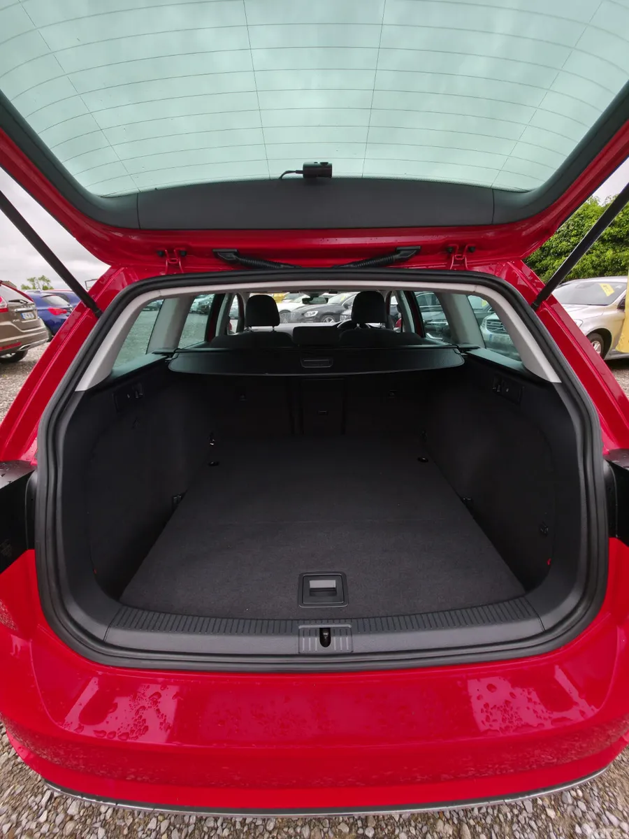 Volkswagen Golf Estate, Petrol, 2018, Red