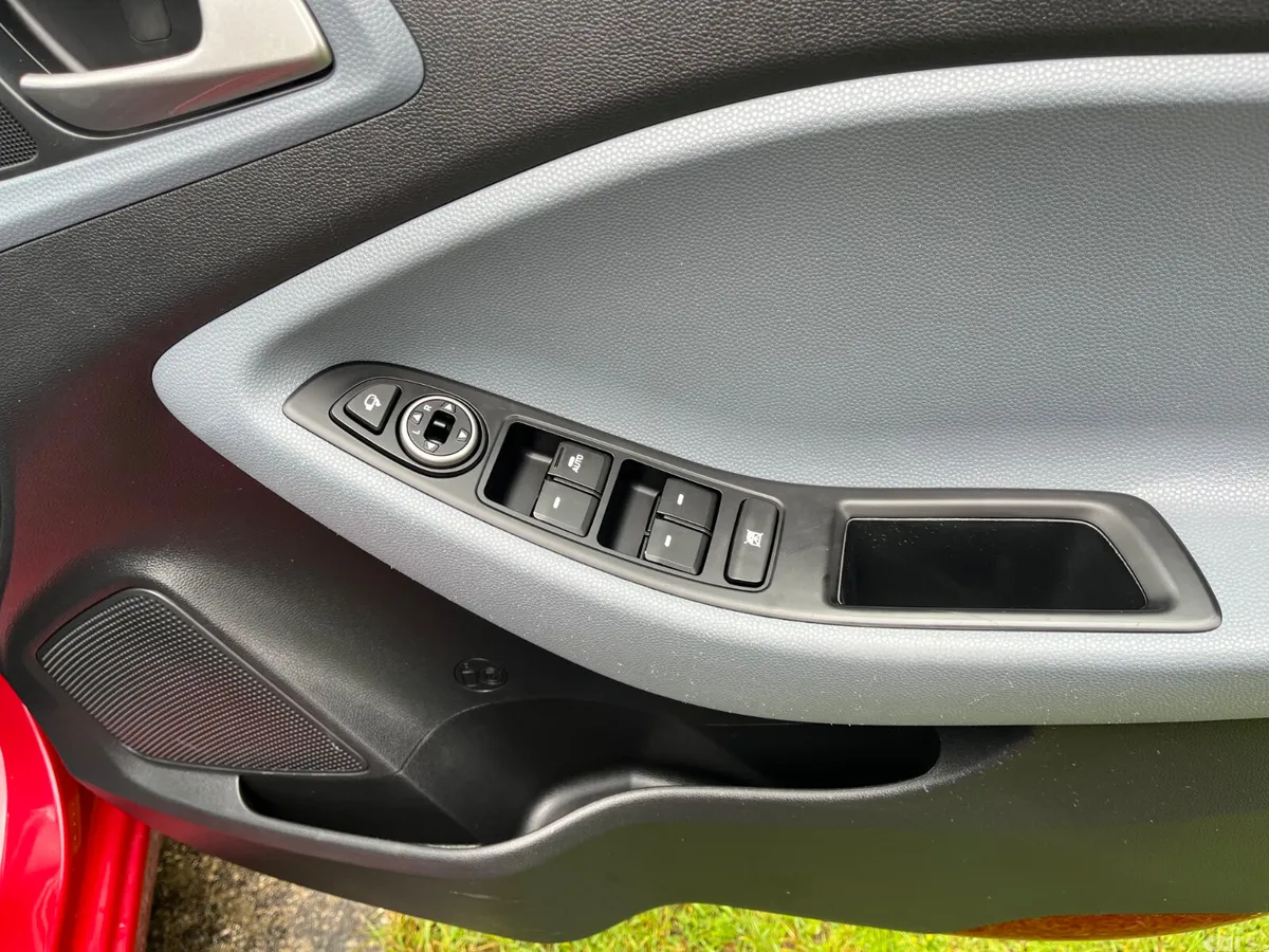 Hyundai i20 Hatchback, Petrol, 2019, Red