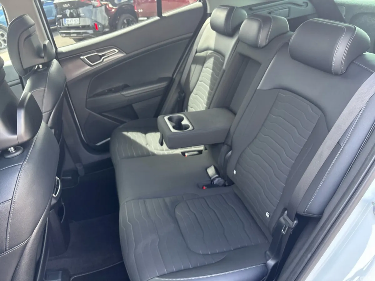 Kia Sportage MPV, Diesel Hybrid, 2023, White
