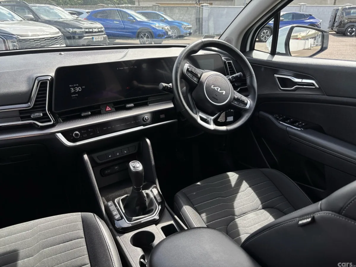 Kia Sportage MPV, Diesel Hybrid, 2023, White