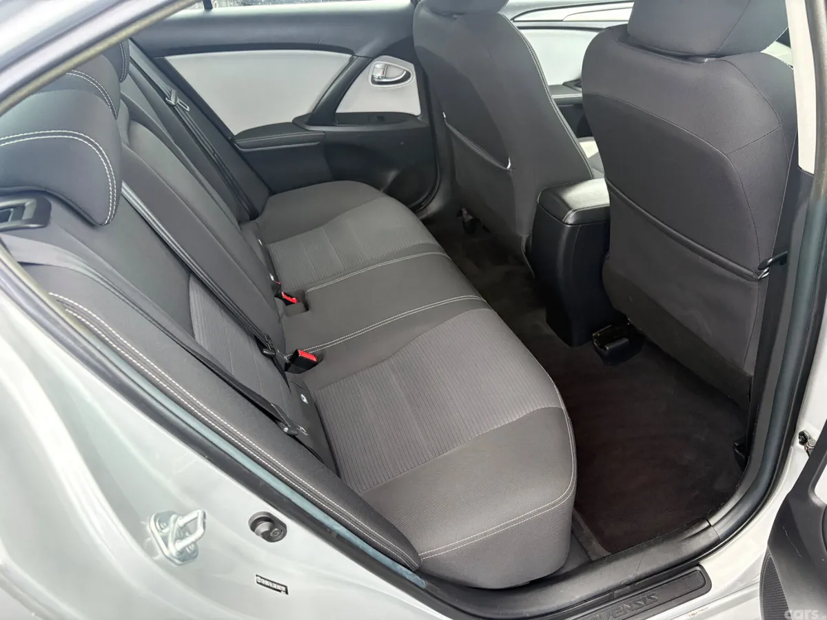 Toyota Avensis Saloon, Diesel, 2015, Silver