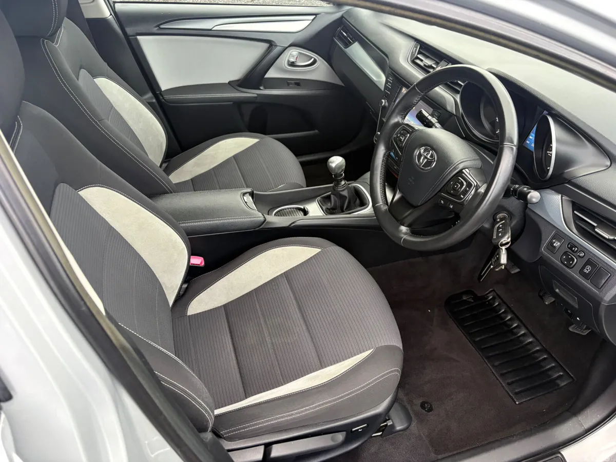 Toyota Avensis Saloon, Diesel, 2015, Silver