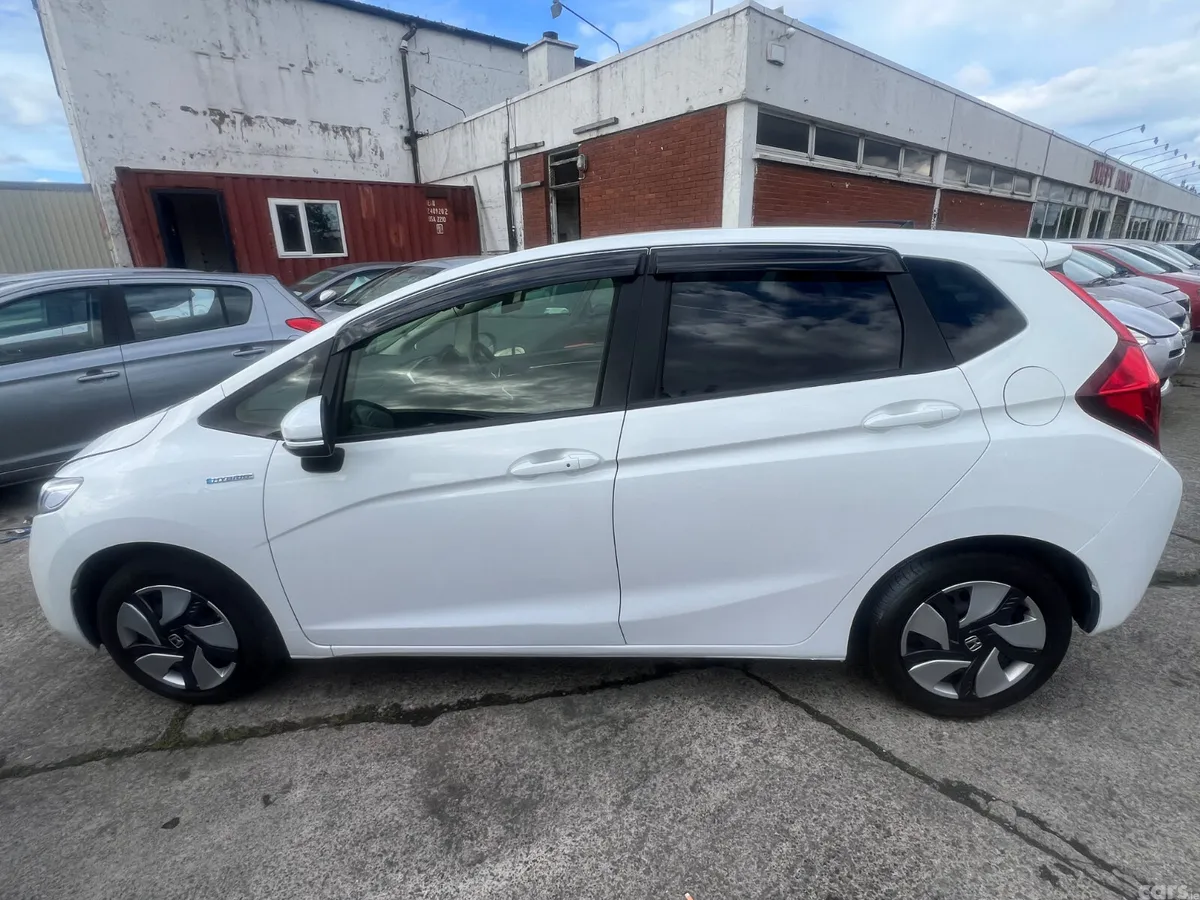 Honda Fit Hatchback, Petrol, 2015, White