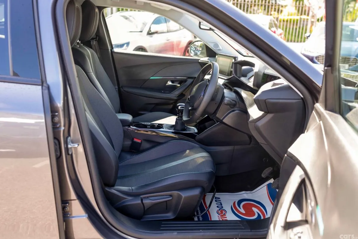 Peugeot 2008 MPV, Petrol, 2023, Grey