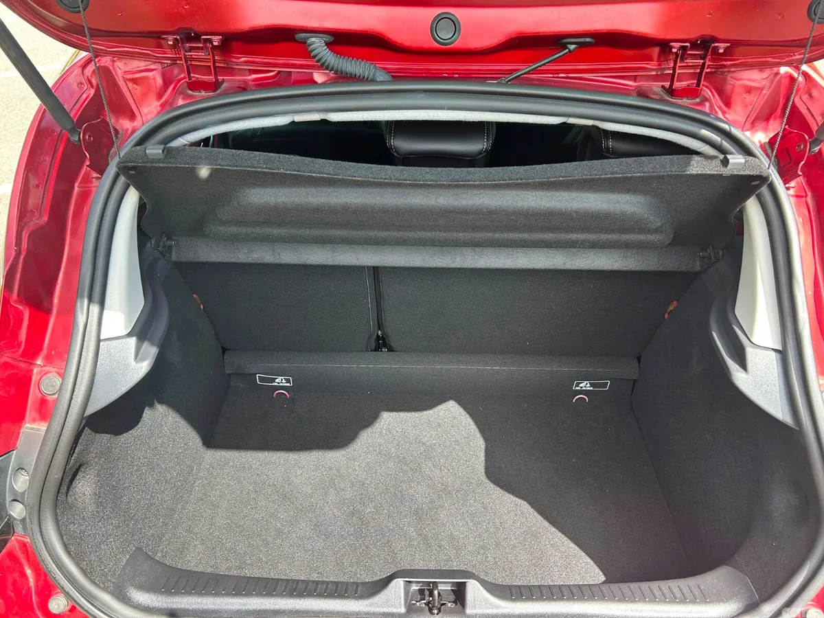 Renault Clio Hatchback, Petrol, 2017, Red