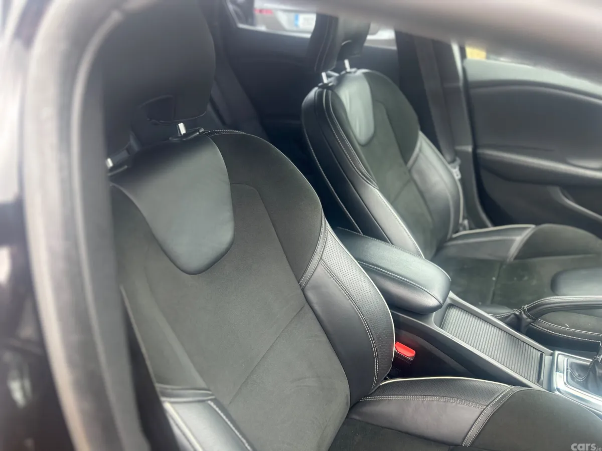 Volvo V40 Hatchback, Diesel, 2016, Black