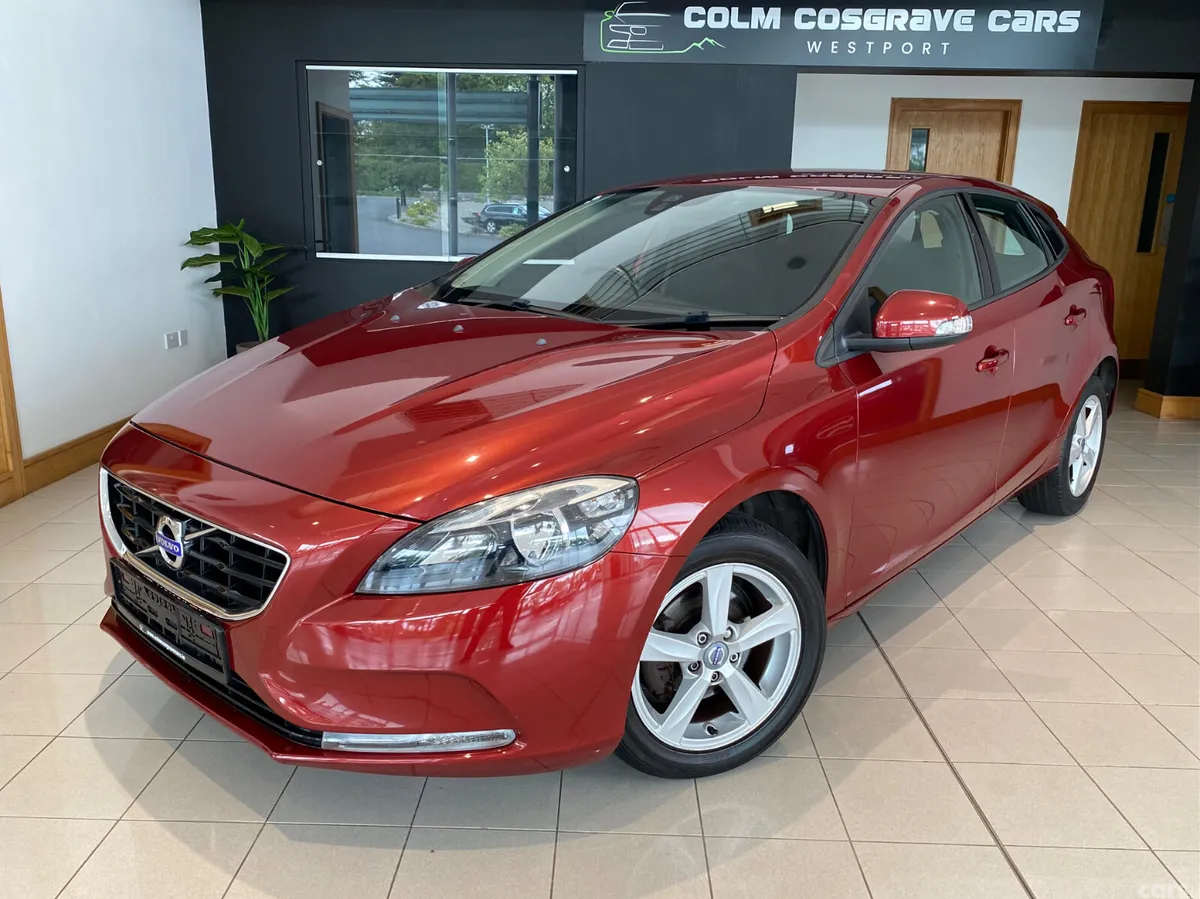Volvo V40 Hatchback, Diesel, 2015, Red
