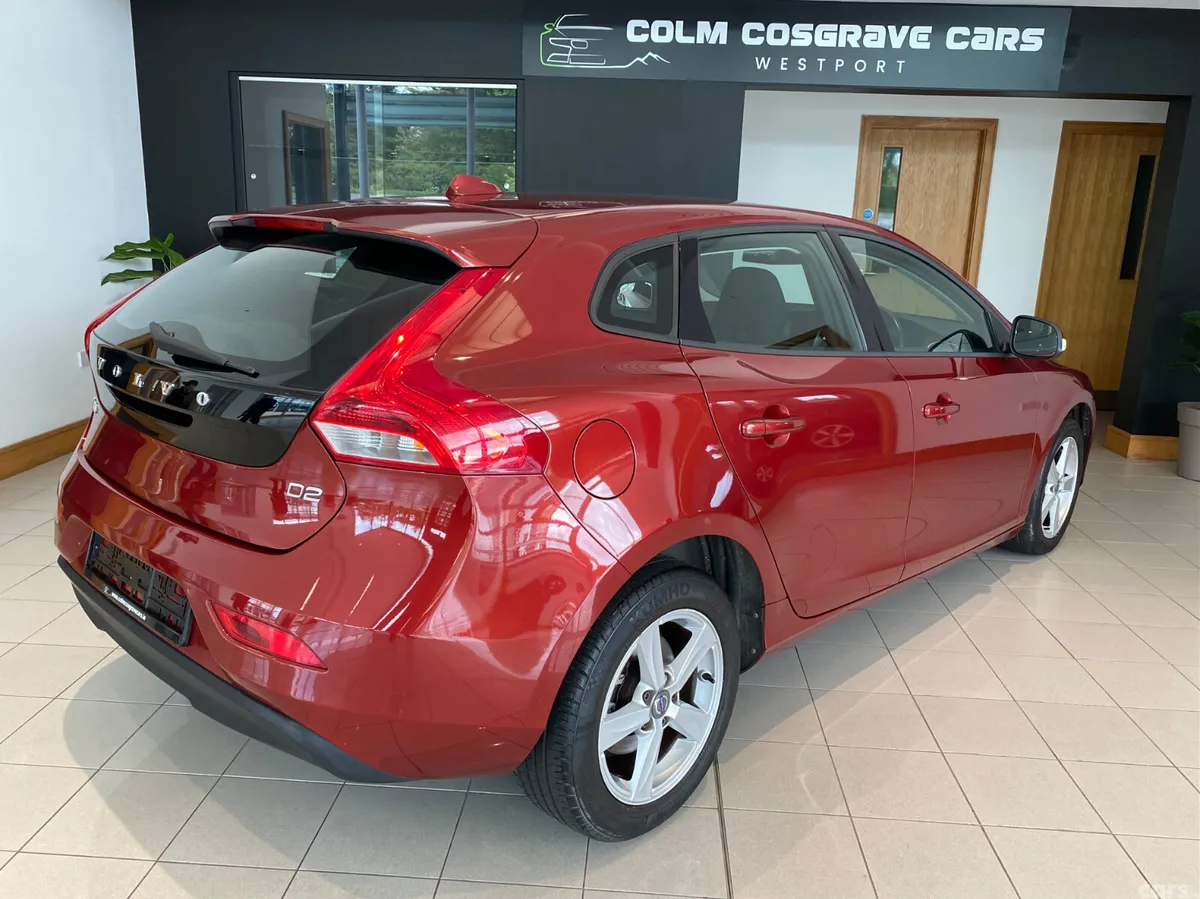 Volvo V40 Hatchback, Diesel, 2015, Red