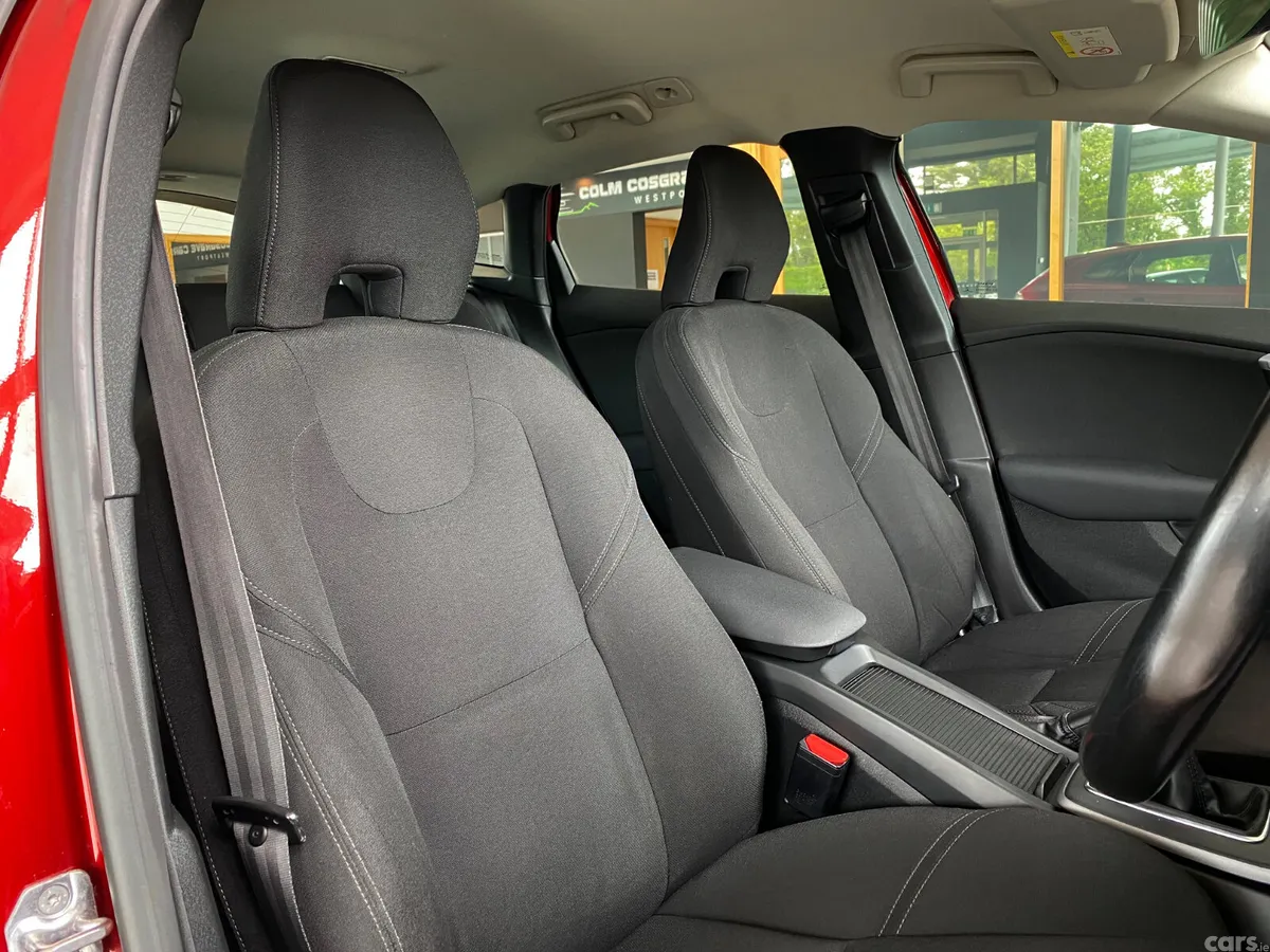 Volvo V40 Hatchback, Diesel, 2015, Red
