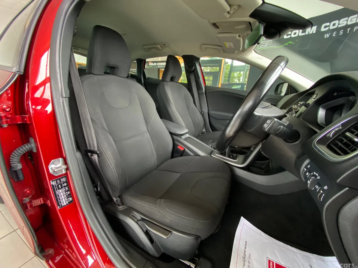 Volvo V40 Hatchback, Diesel, 2015, Red