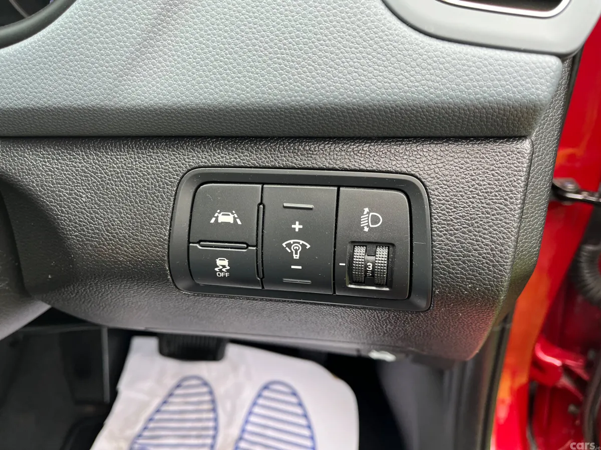Hyundai i20 Hatchback, Petrol, 2019, Red