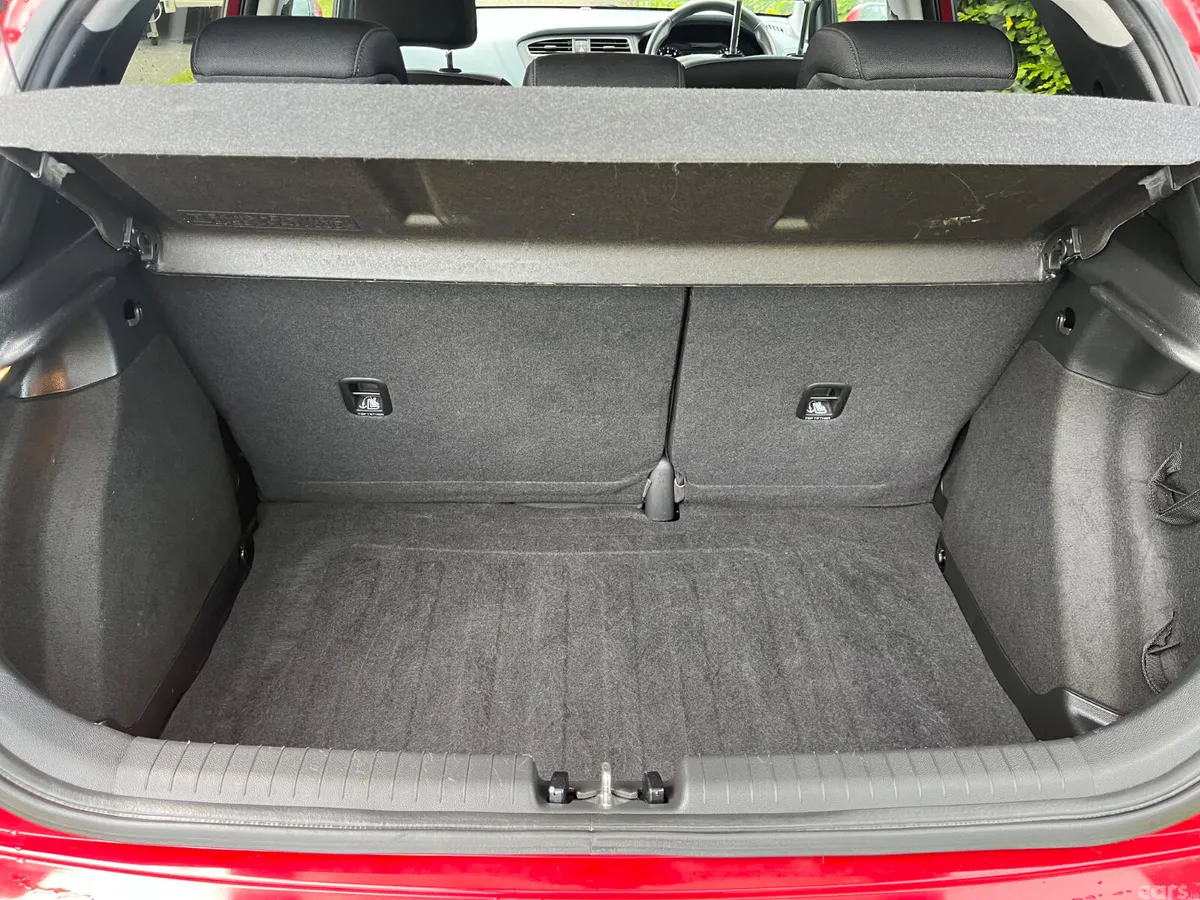 Hyundai i20 Hatchback, Petrol, 2019, Red