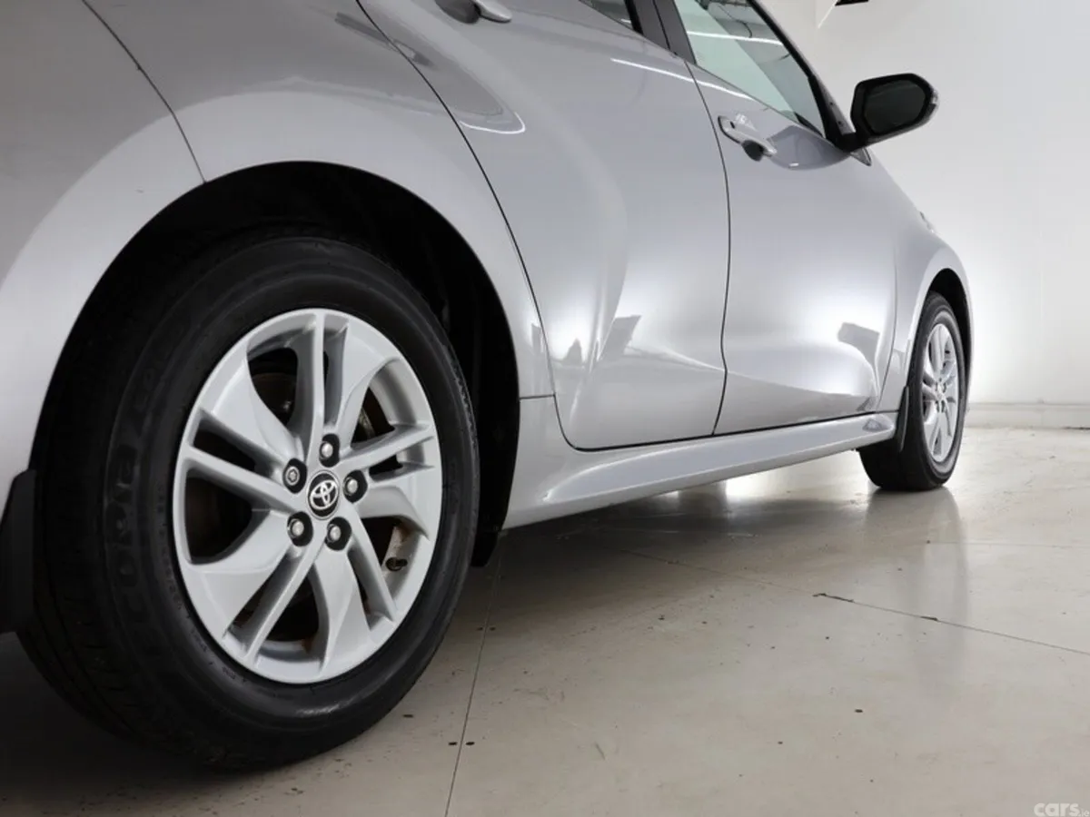 Toyota Yaris Hatchback, Petrol Hybrid, 2023, Silver