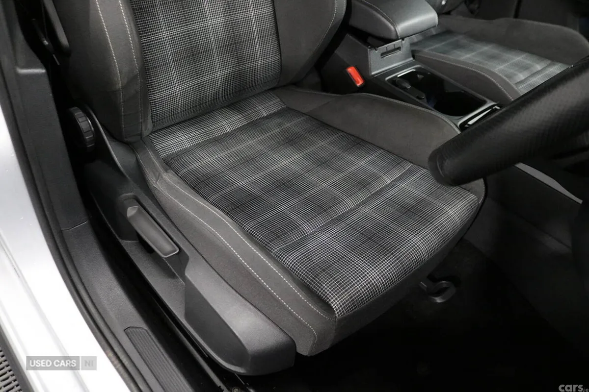 Volkswagen Golf Hatchback, Diesel, 2023, Silver