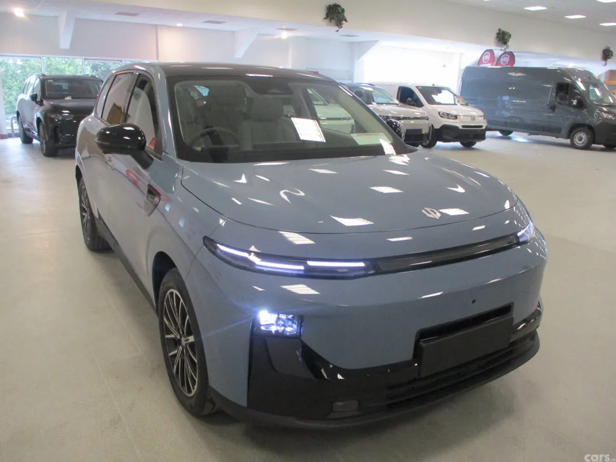Leapmotor B10 SUV, Petrol Hybrid, 2027, Blue