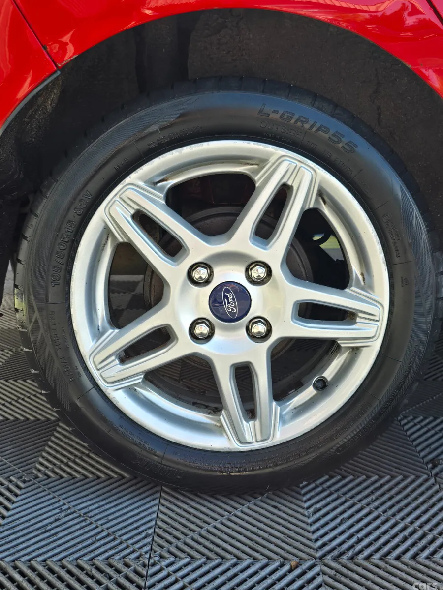Ford Fiesta Hatchback, Petrol, 2015, Red