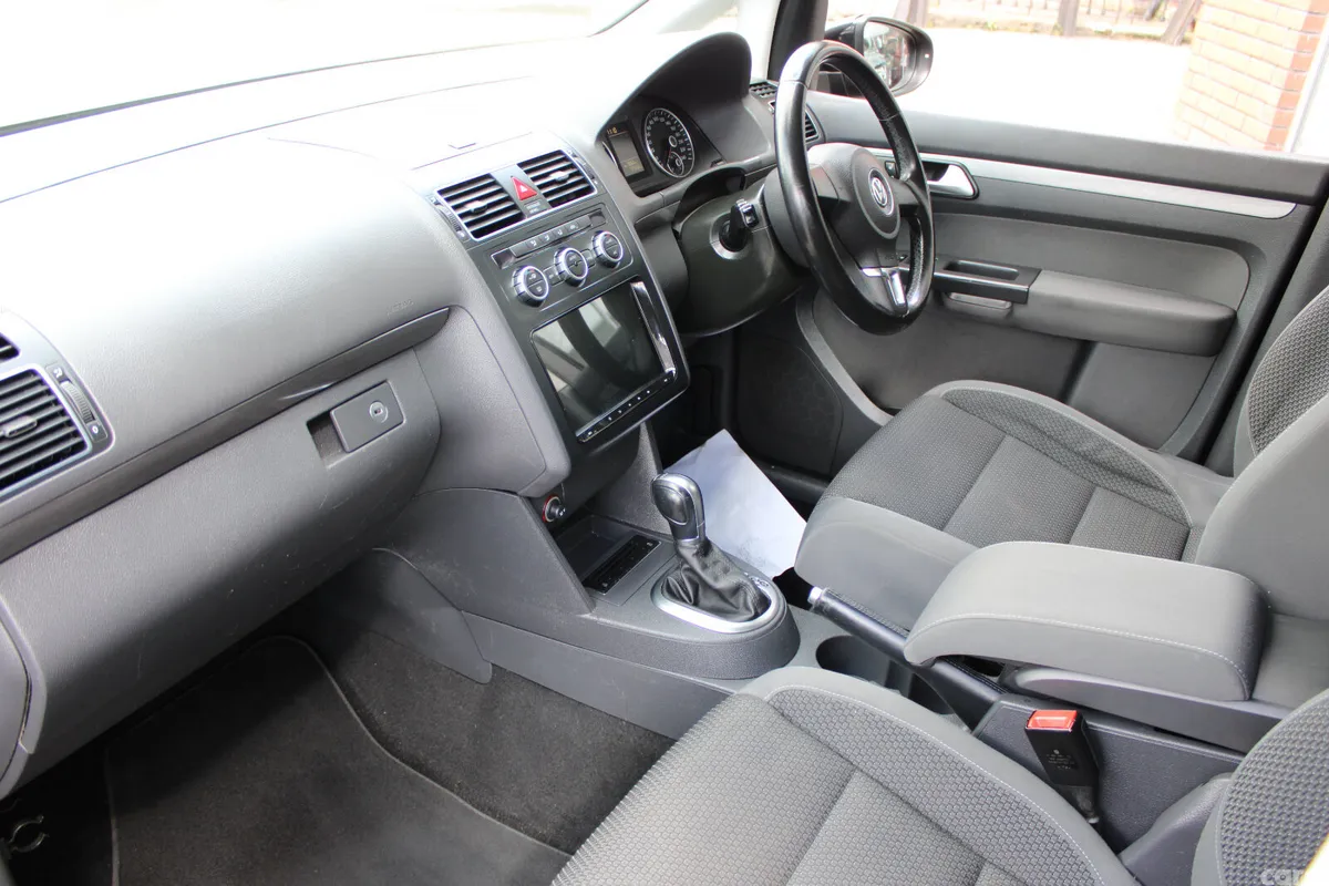 Volkswagen Touran MPV, Petrol, 2014, Black