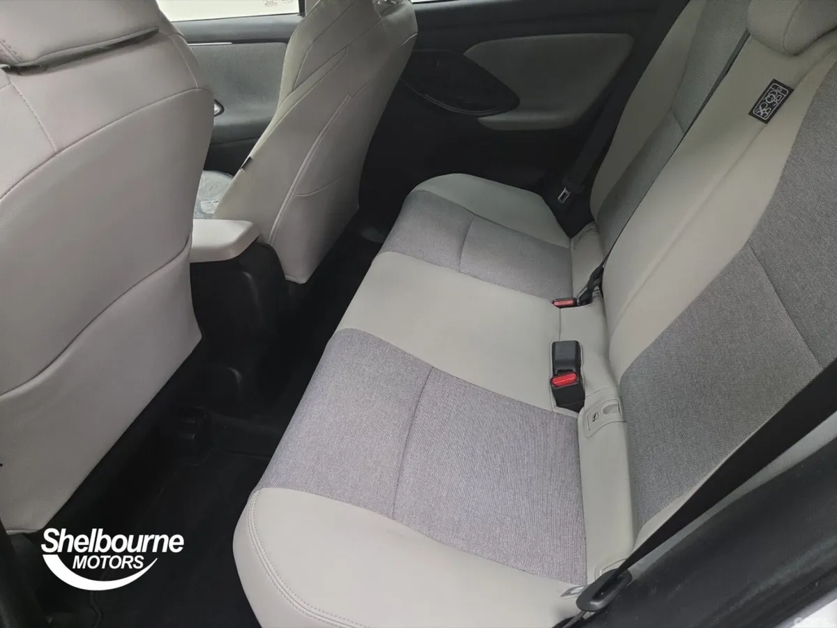 Toyota Yaris Hatchback, Petrol Hybrid, 2022, White
