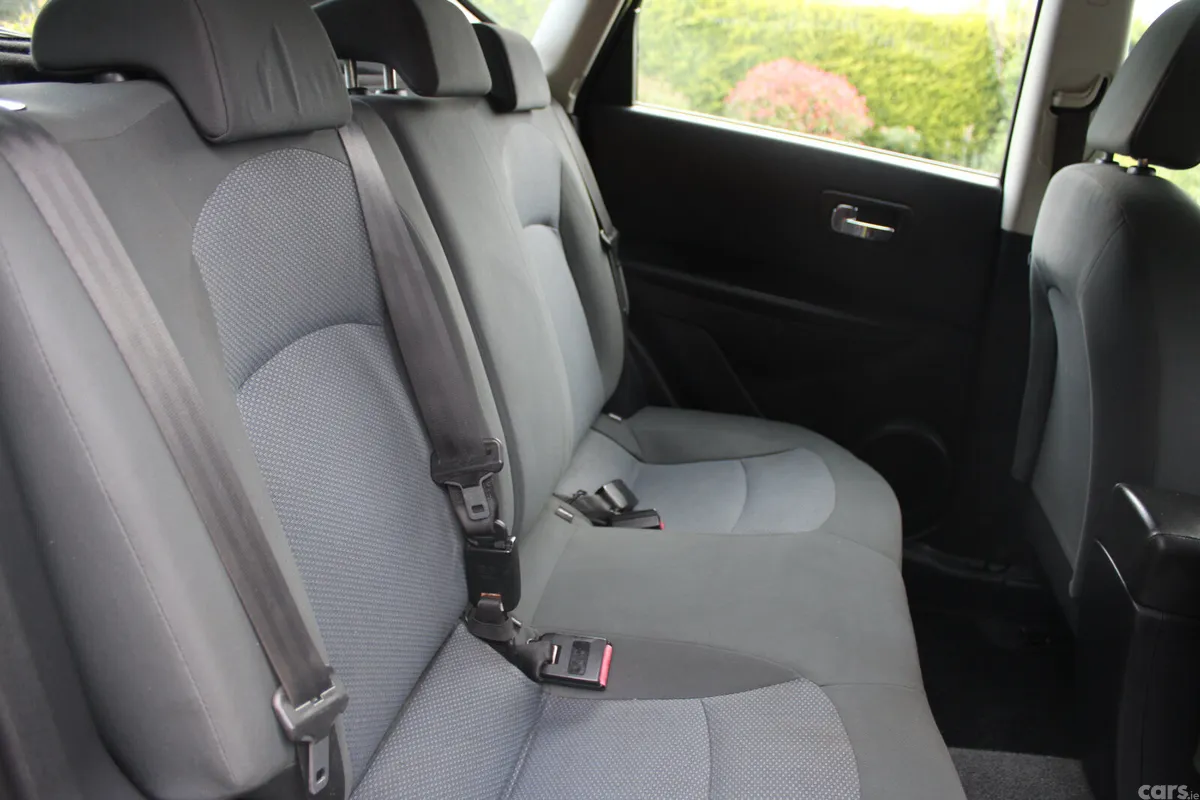 Nissan Qashqai Hatchback, Diesel, 2012, Red