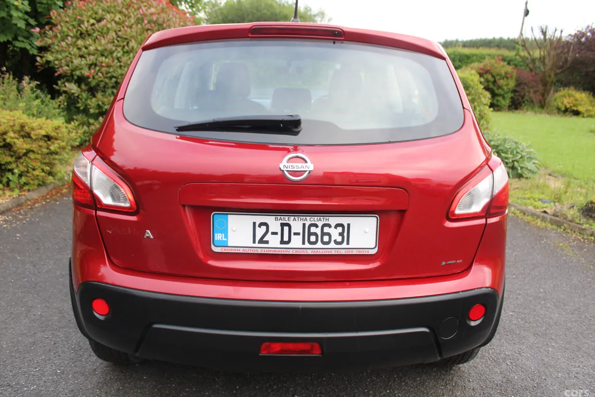 Nissan Qashqai Hatchback, Diesel, 2012, Red