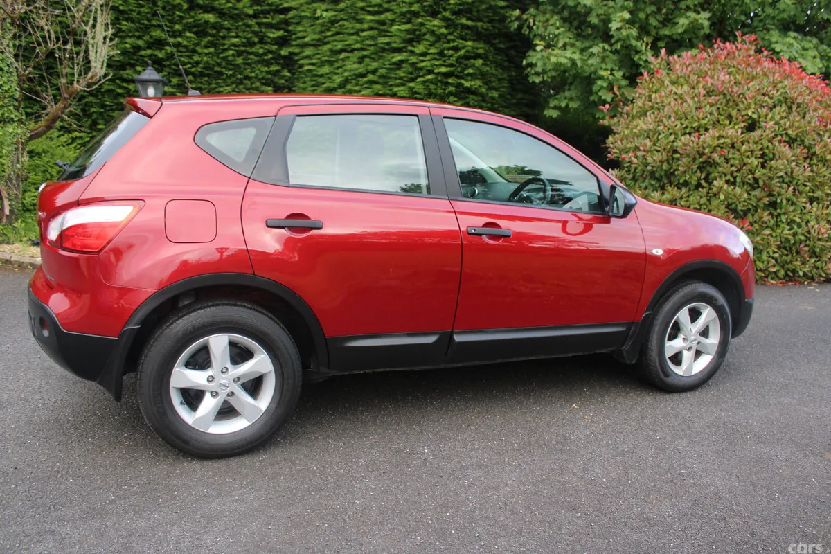 Nissan Qashqai Hatchback, Diesel, 2012, Red