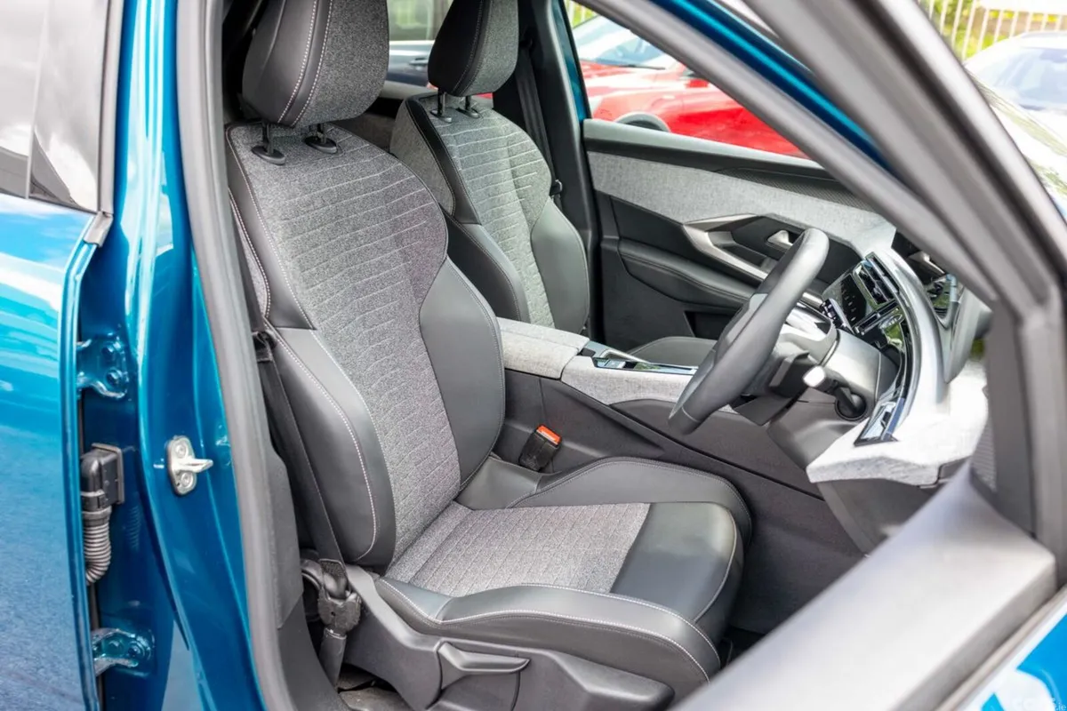 Peugeot 3008 MPV, Petrol, 2025, Blue