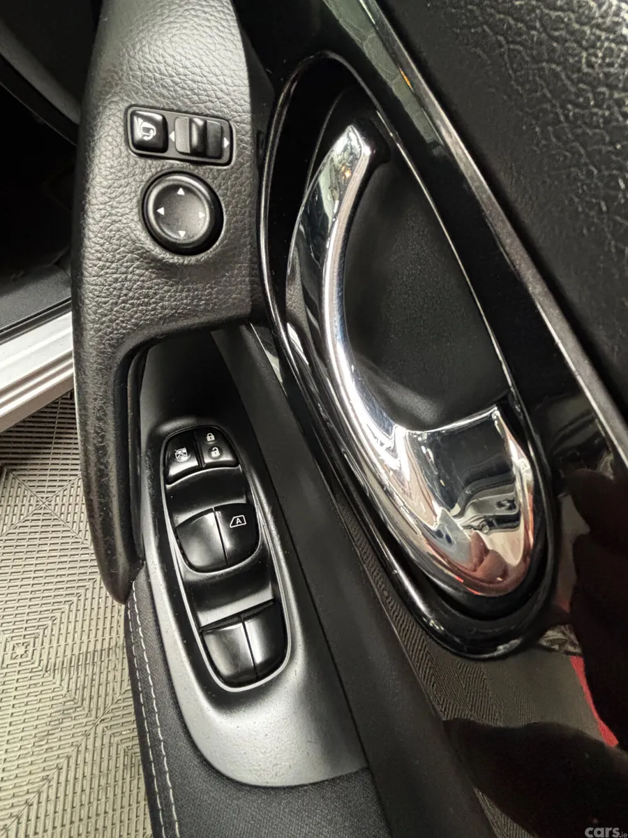 Nissan Qashqai Hatchback, Diesel, 2015, Silver