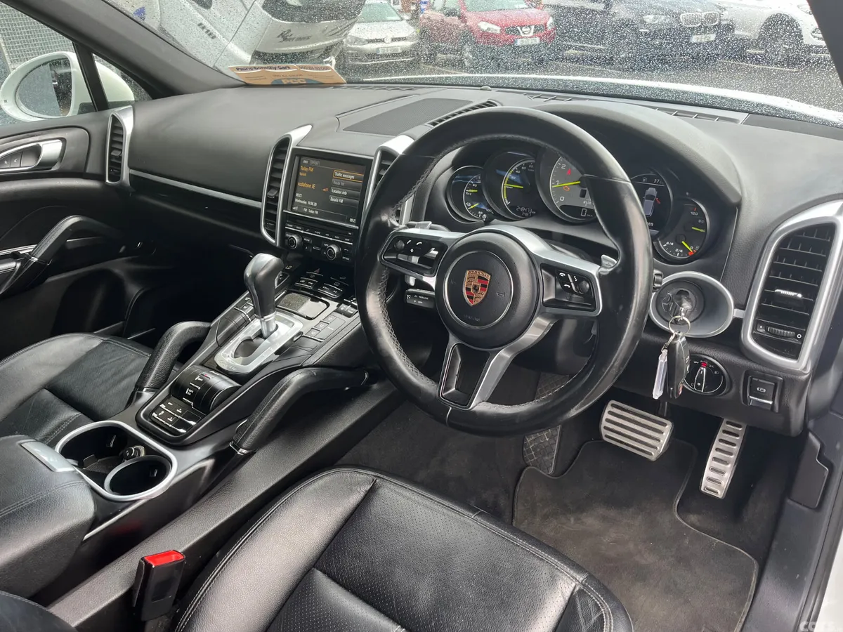 Porsche Cayenne SUV, Petrol Hybrid, 2016, White