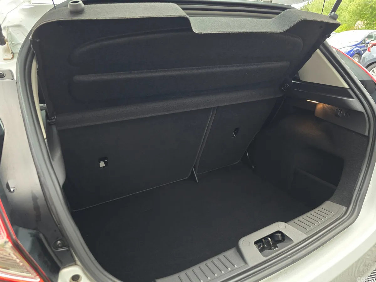 Ford Fiesta Hatchback, Petrol, 2015, White