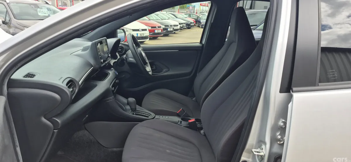 Toyota Yaris Hatchback, Petrol Hybrid, 2021, Silver