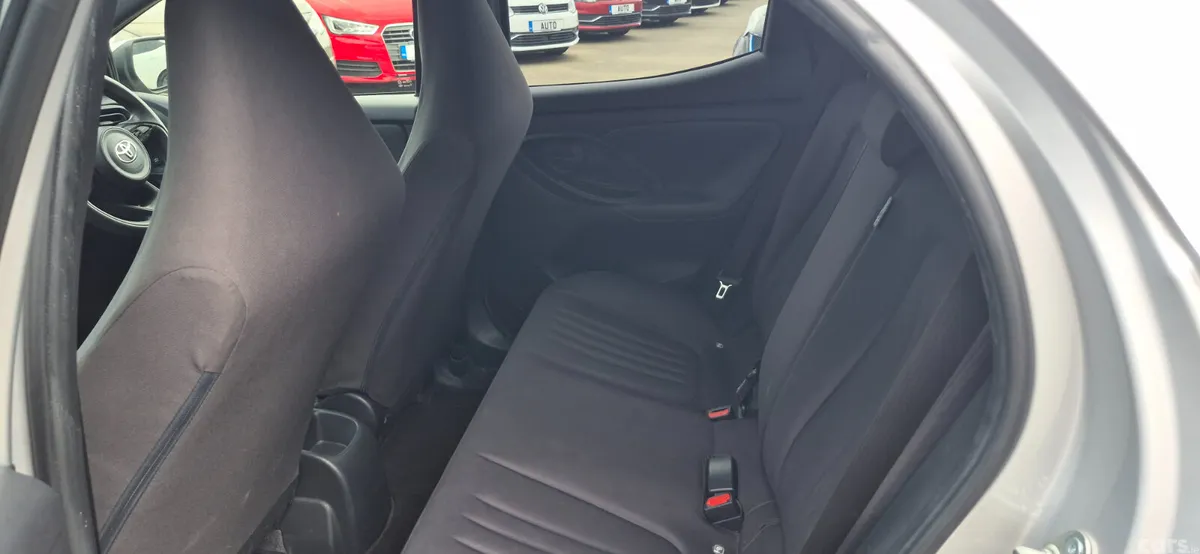 Toyota Yaris Hatchback, Petrol Hybrid, 2021, Silver