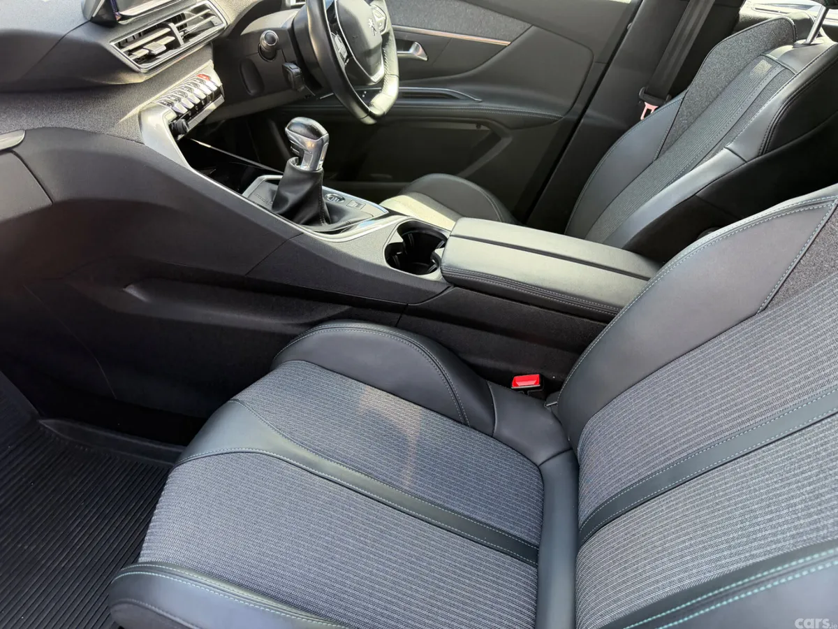 Peugeot 5008 MPV, Diesel, 2021, Grey