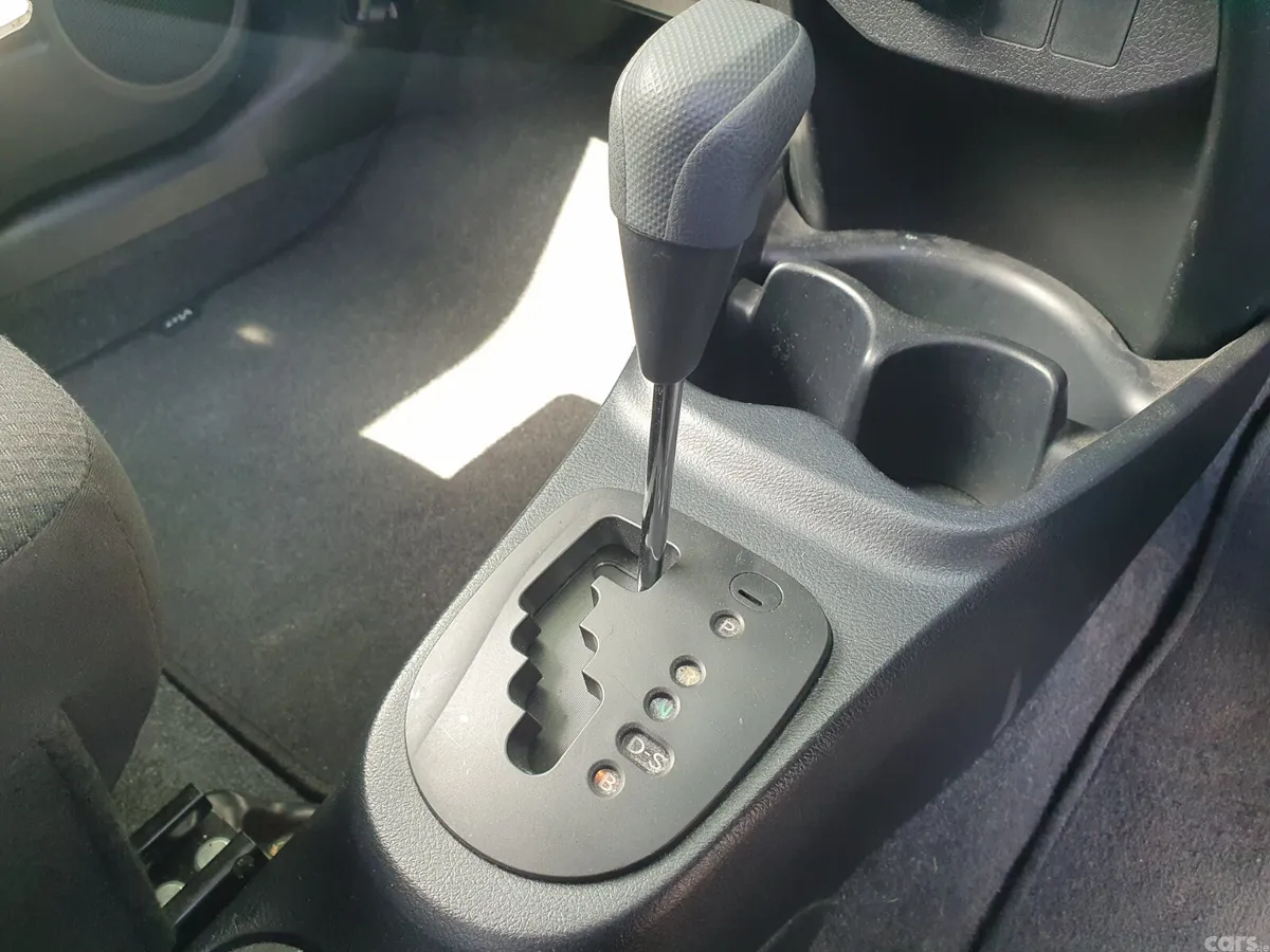 Toyota Yaris Hatchback, Petrol, 2015, Silver