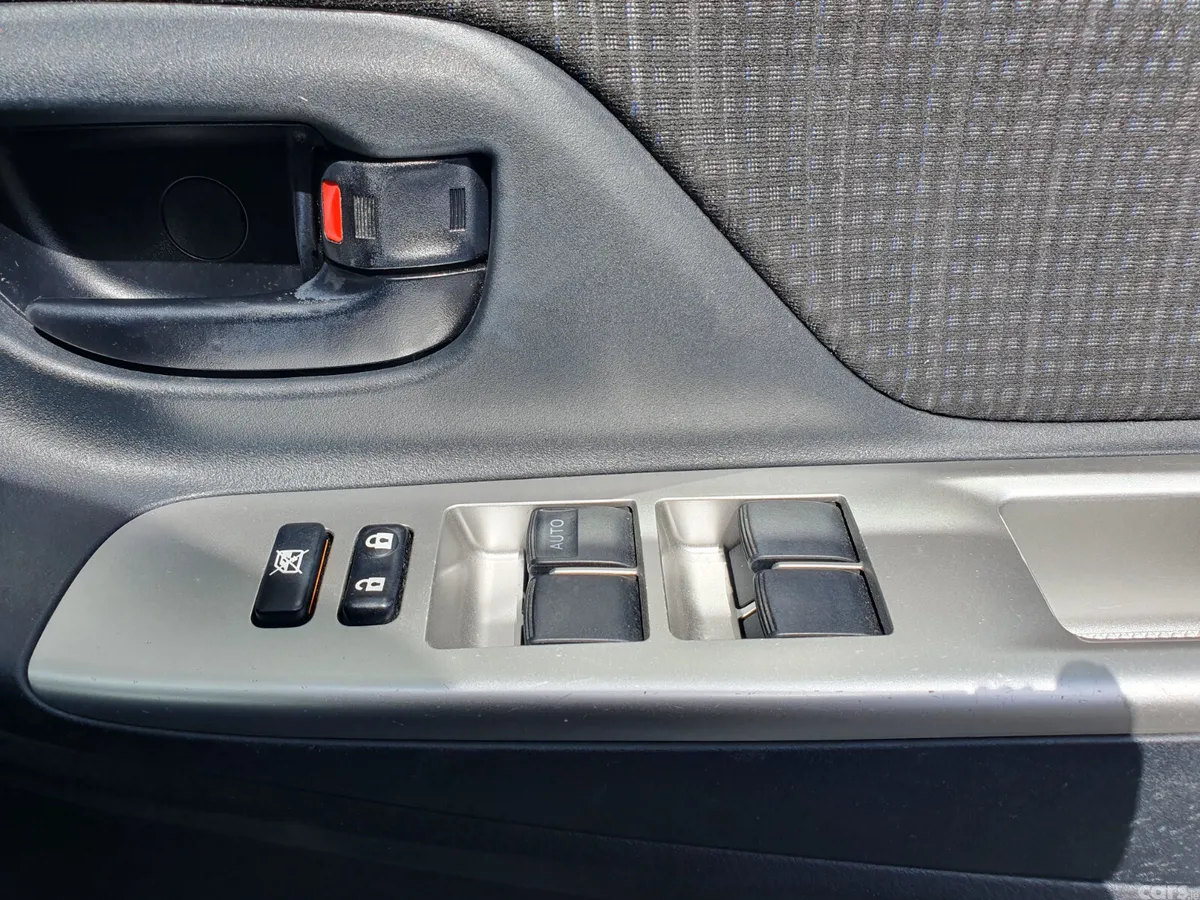 Toyota Yaris Hatchback, Petrol, 2015, Silver